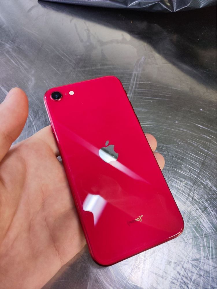 Продаю iphone se 2020