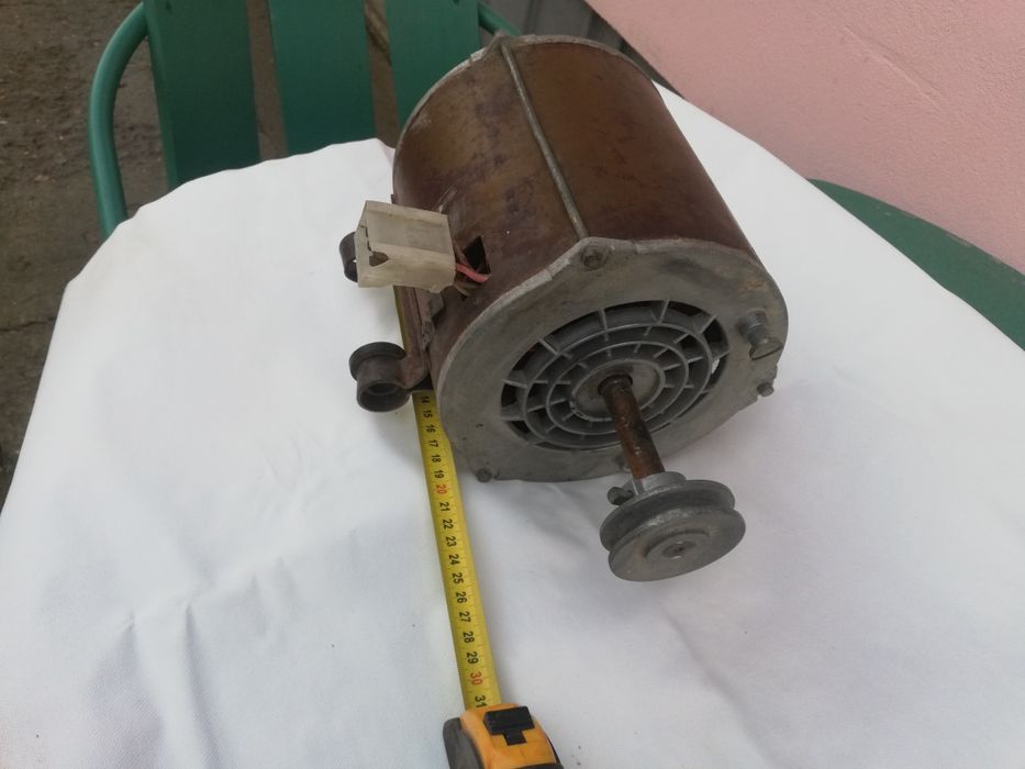 Vînd Motor 220 cu fulie.