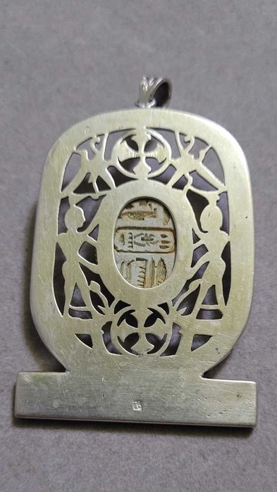 Medalion egiptean antic din argint cu scarabeu si Hieroglife, ArtDeco