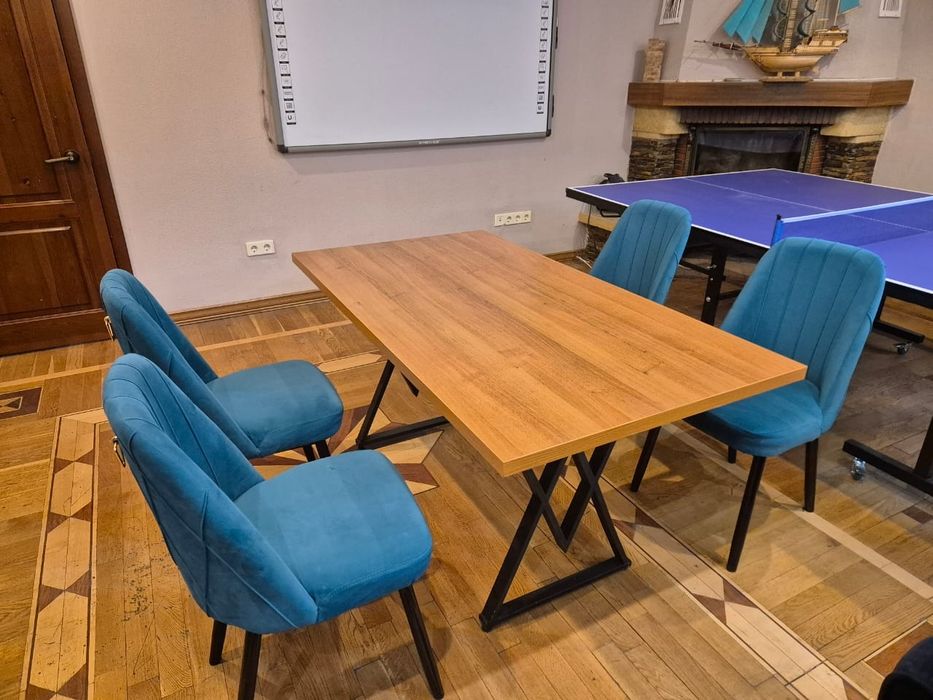 Продам  стол со стульями, в очень хорошем состоянии.