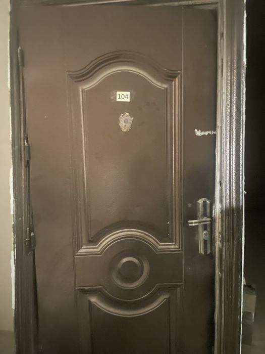 Продам металическый входную дверь