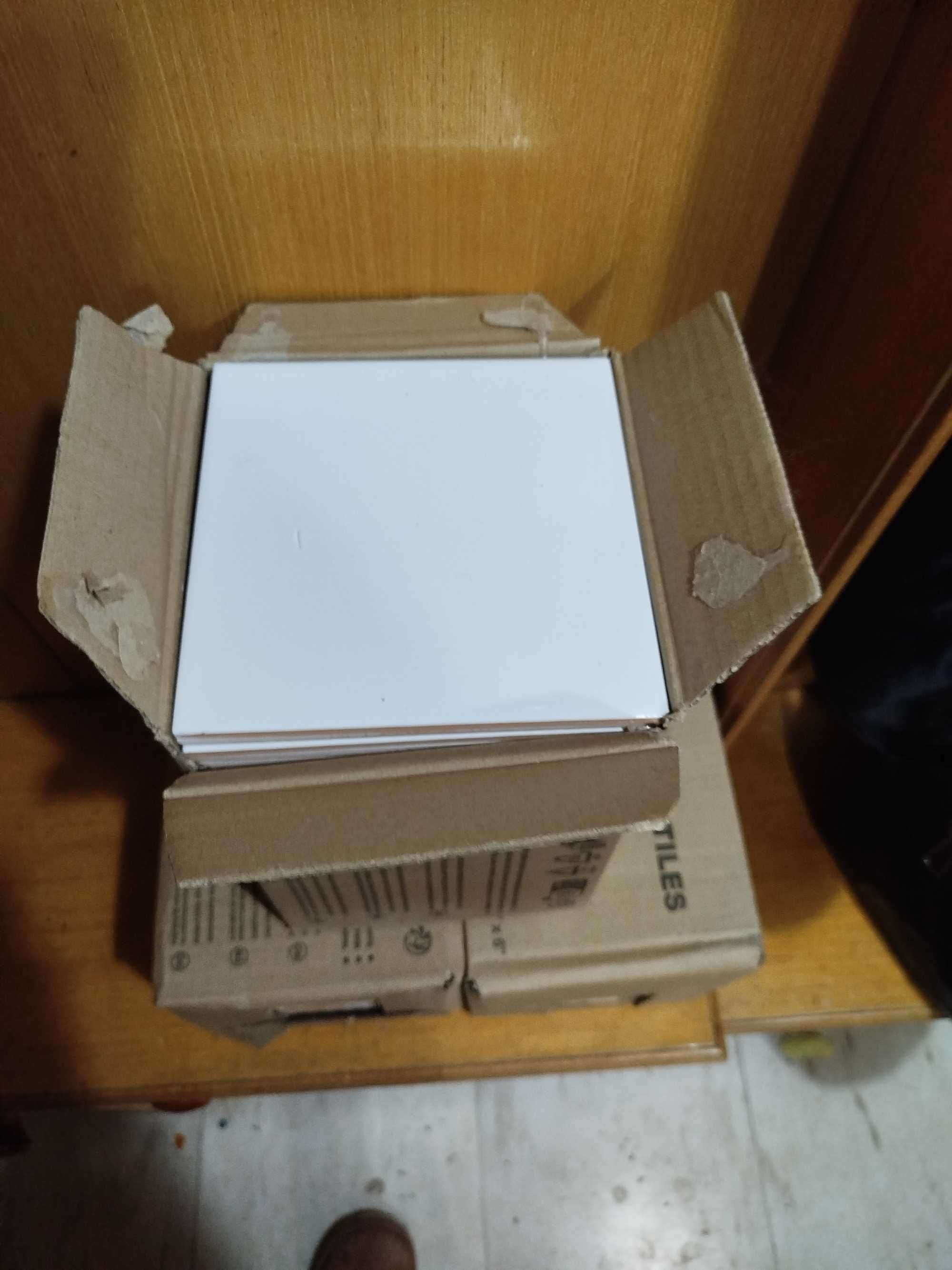 Продавам нови  ,бели,фаянсови плочки за  3 кв.м.,15/15 см  като размер