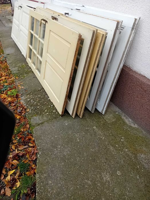 Vând usi din lemn vechi
