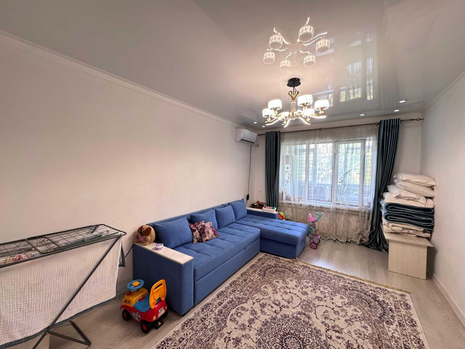 Продаётся 2-комнатная квартира в центре, кирпич, 77-серия, 3-этаж