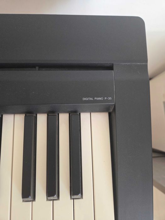 Orga 8 octave Yamaha cu stativ si pedala incluse