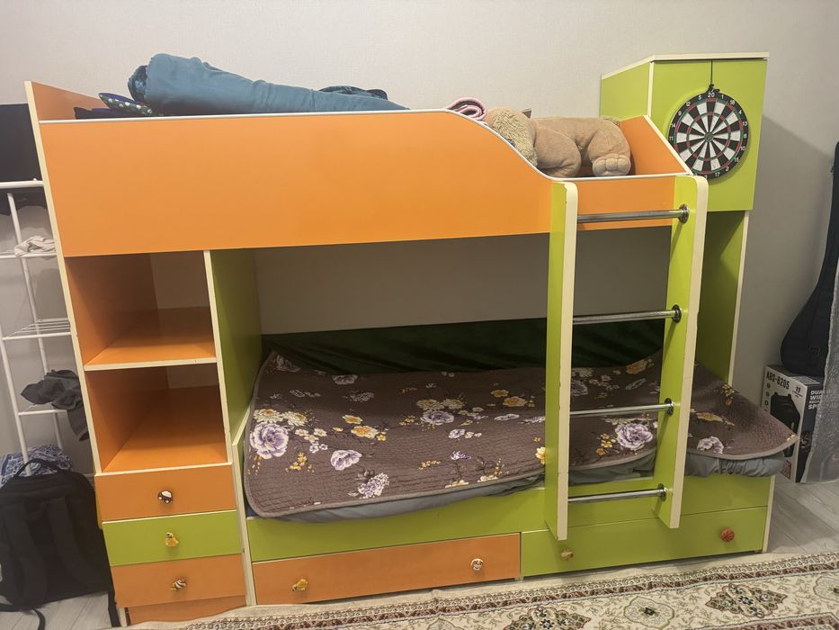 Продам кровать двухъярусную.