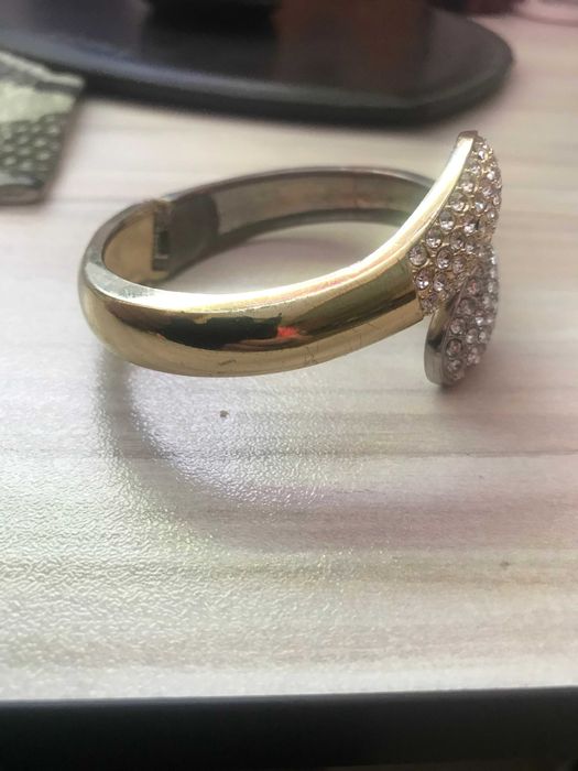 дамска гривна с камъни