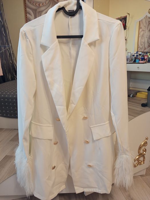 Бял блейзър с пера
