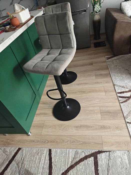 Продавам два бар стола