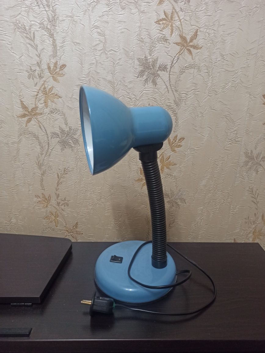 Продам лампу настольну в хорошем состоянии б/у.