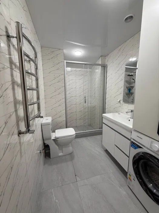 Срочно!!Сдается 2х ком квартира с ремонтом Ор-р Метро Новза 999*