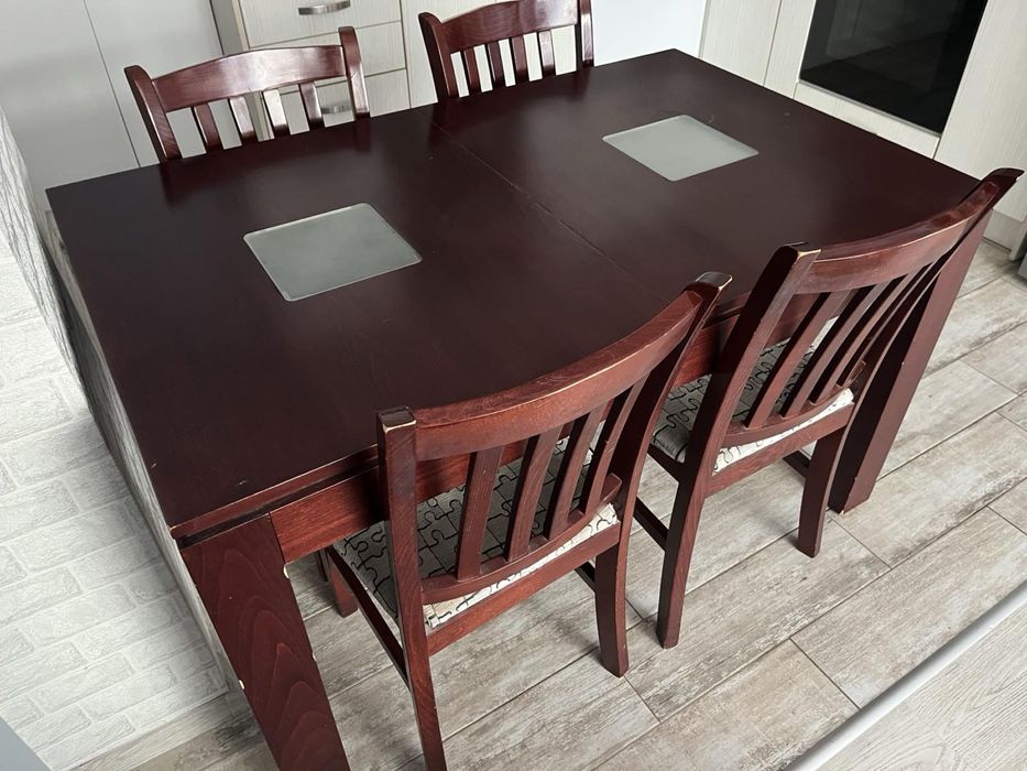 Продавам маса с четири стола