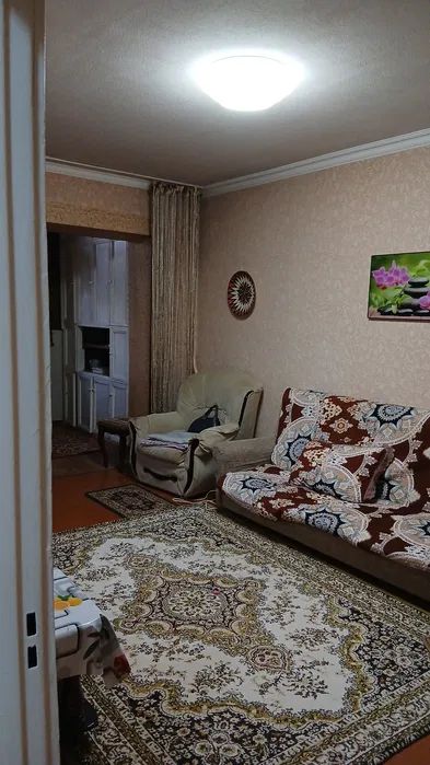 Продается трехкомнатная квартира. Азиз базар, 7 школа.