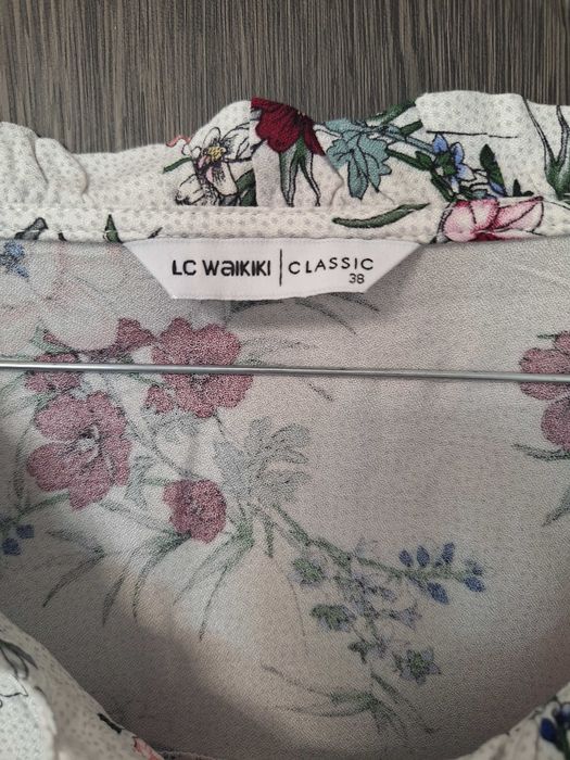 Bluza  dama LC Waikiki marimea 38.Este purtata 2 zile.