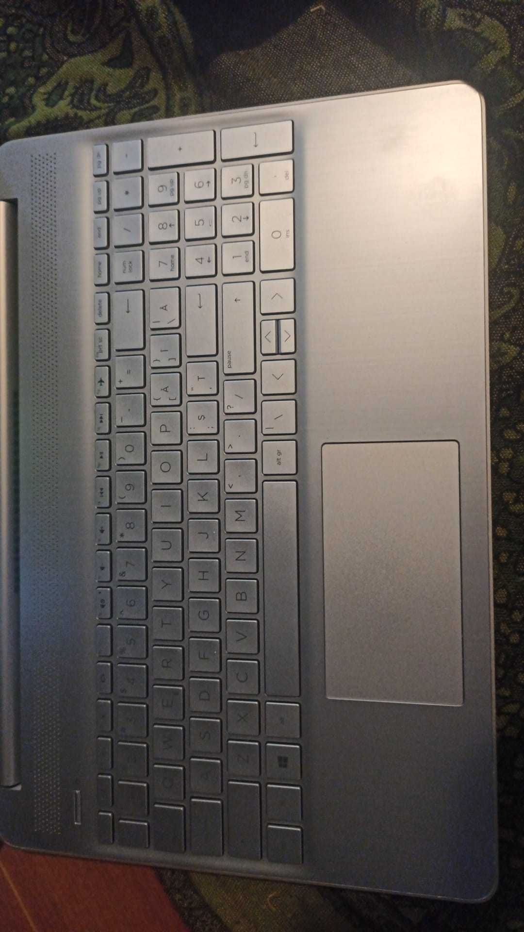 Vand laptop HP  in stare excelenta, putin folosit.