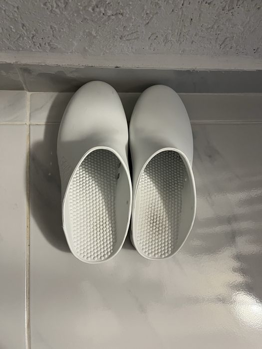 Продавам медицински чехли