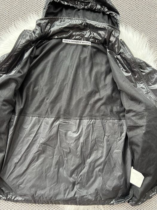 Черно найлоново яке на Alexander Wang.