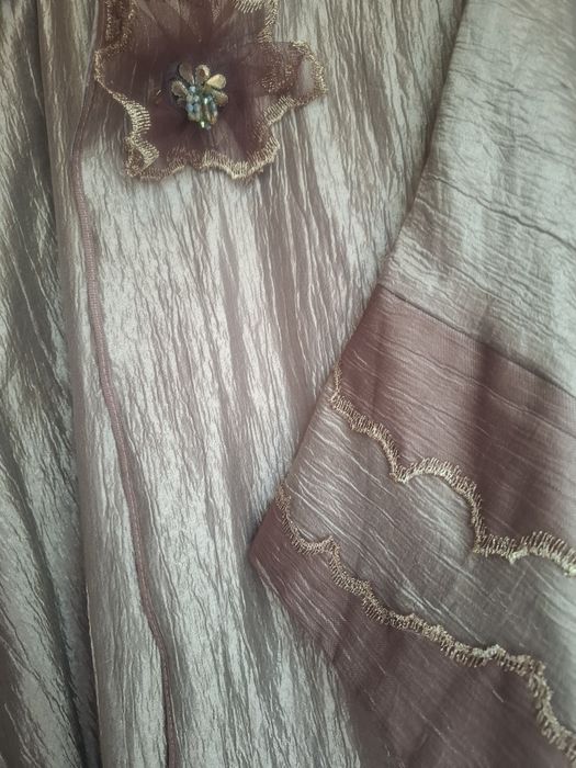 Abaya sotiladi..