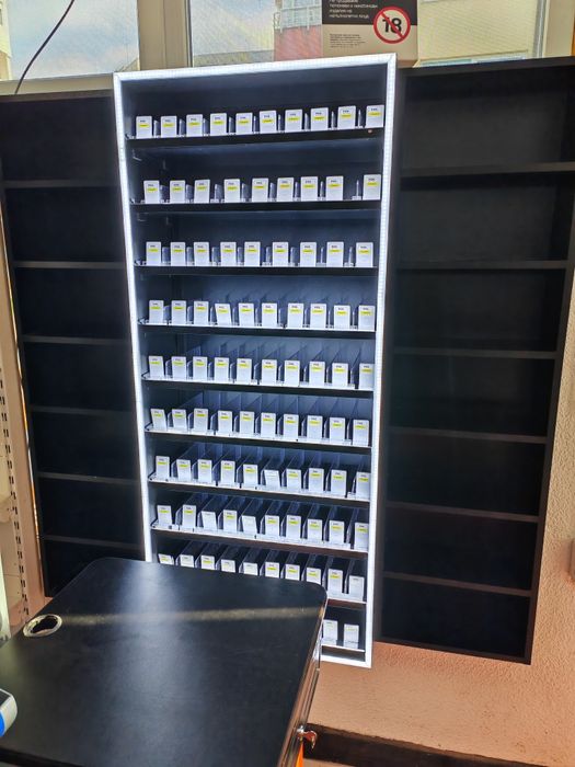 Дървен стелаж за цигари с LED осветление