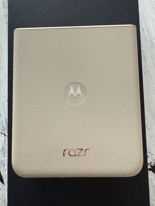 Motorola Razr 50 с гаранция