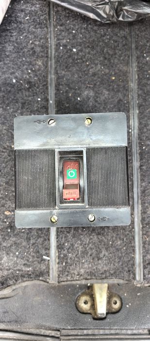 Автоматичен трифазен прекъсвач 100 Ампера