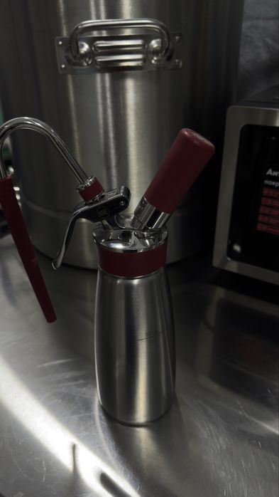 Сифон для крема и для газации.