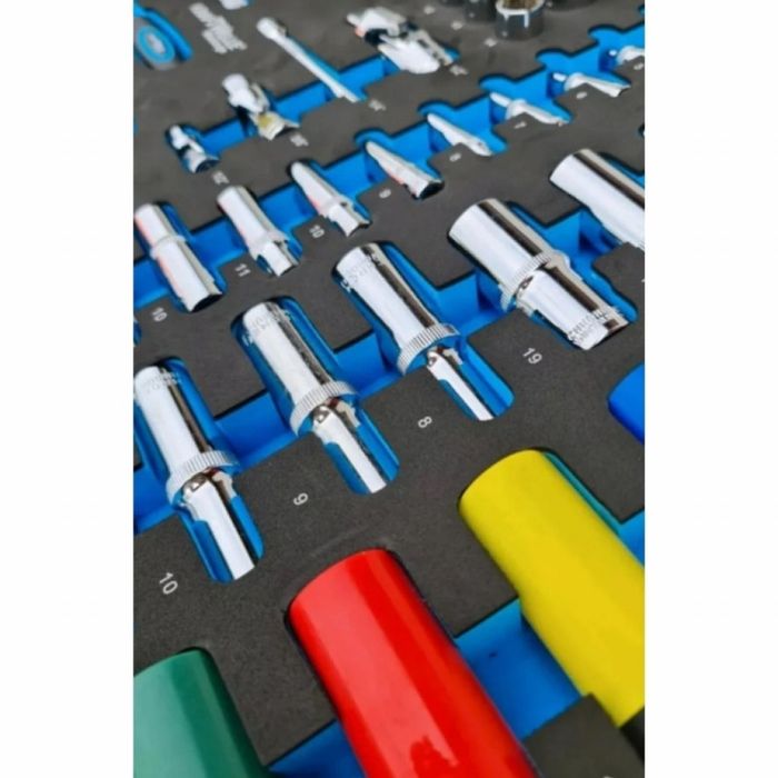 Шкаф с инструменти