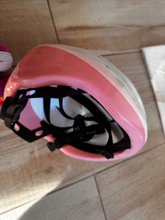 Розови ролери 35–38 + каска и наколенки – почти нови