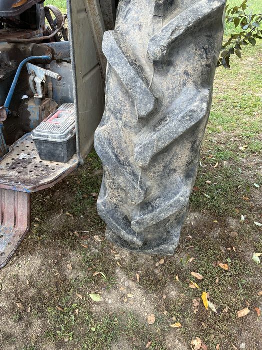 Tractor ford 4000+Plug