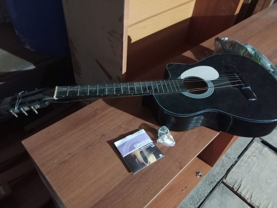 Продам гитару на запчасти