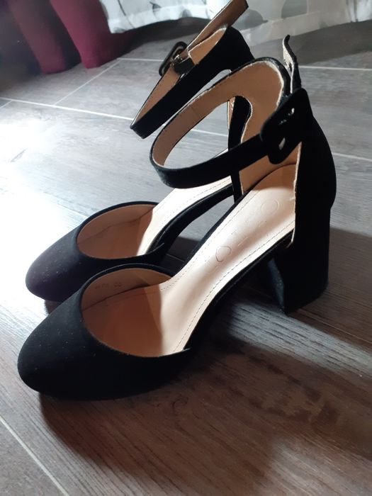 Vând sandale negre închise în față