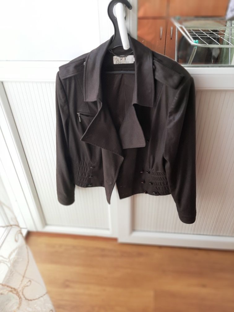 Куртка женская  48 размер темно коричневого цвета мягкая очень удобная