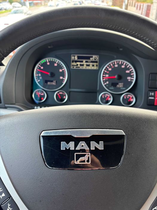 MAN 18680 V8    222000 km