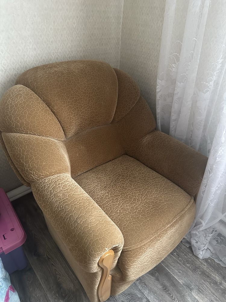 Продам диван и два кресла
