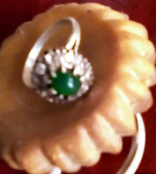 Продавам  пръстен дамски старинен със зелен камък