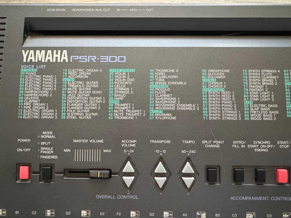 Синтезатор,пиано  YAMAHA PSR-300