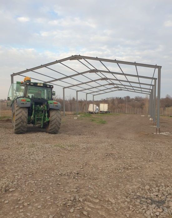 Vand hală metalică de 10 x 10 metri, în stare de utilizare. Construcți