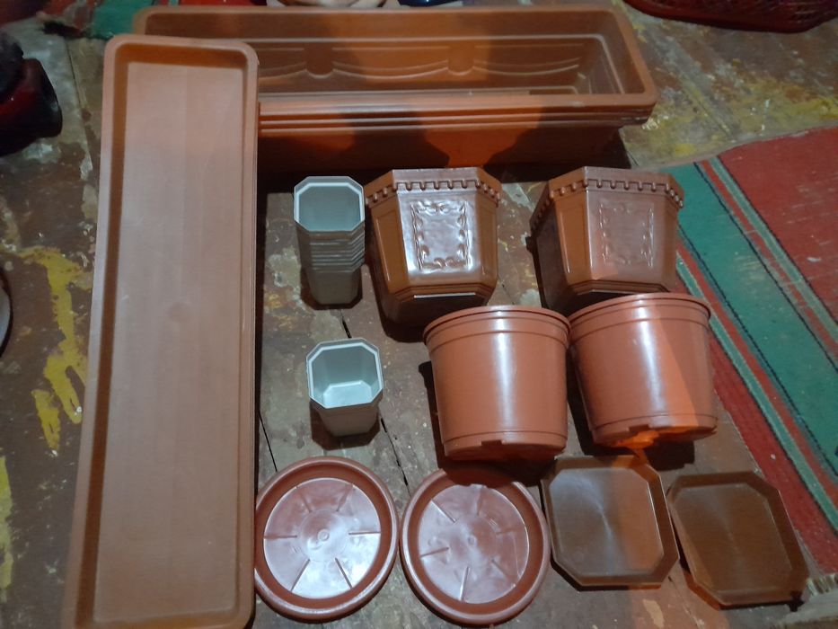 Продаються цветочные новые горшки.3-больших,4-средних,15-маленьких.