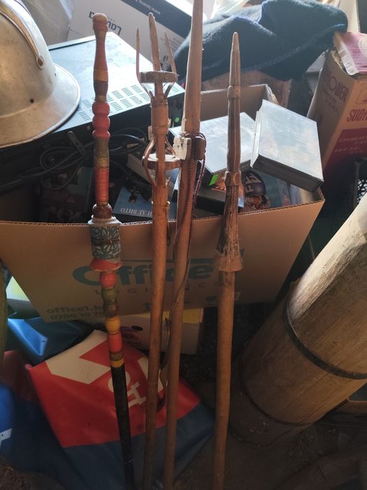 Стомни, гърнета, совалки, вретена, скрипали, куфари и д-р.