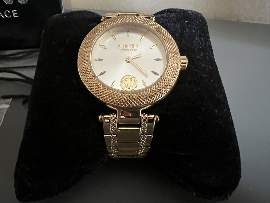 Часовник VERSUS VERSACE в “златно”
