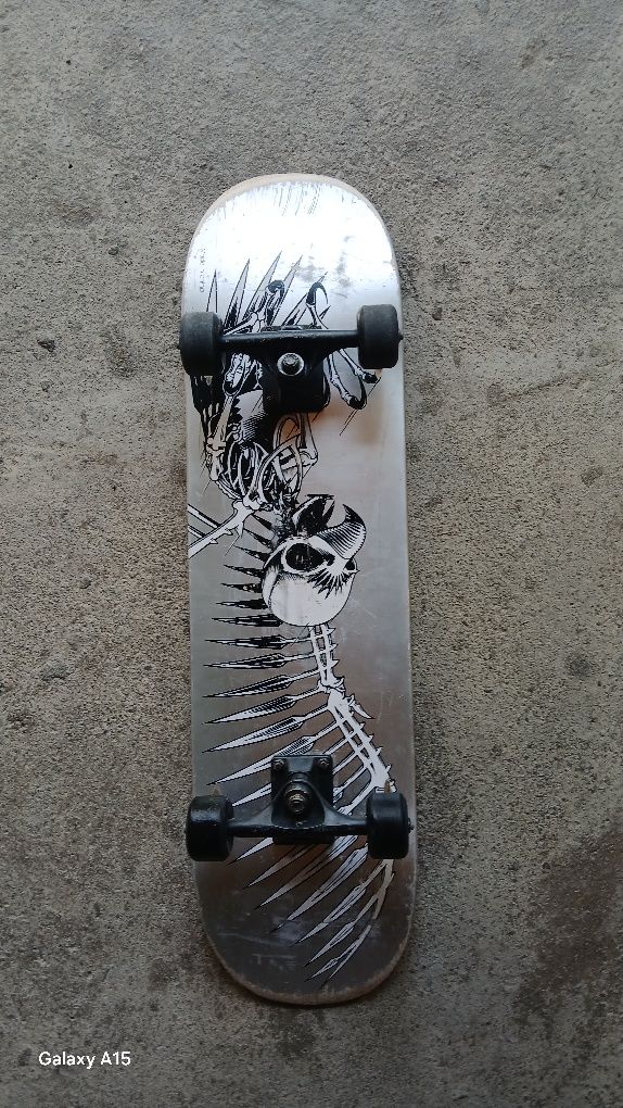 Skateboard sotiladi