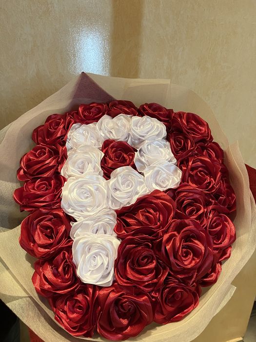 Букети от сатенени рози