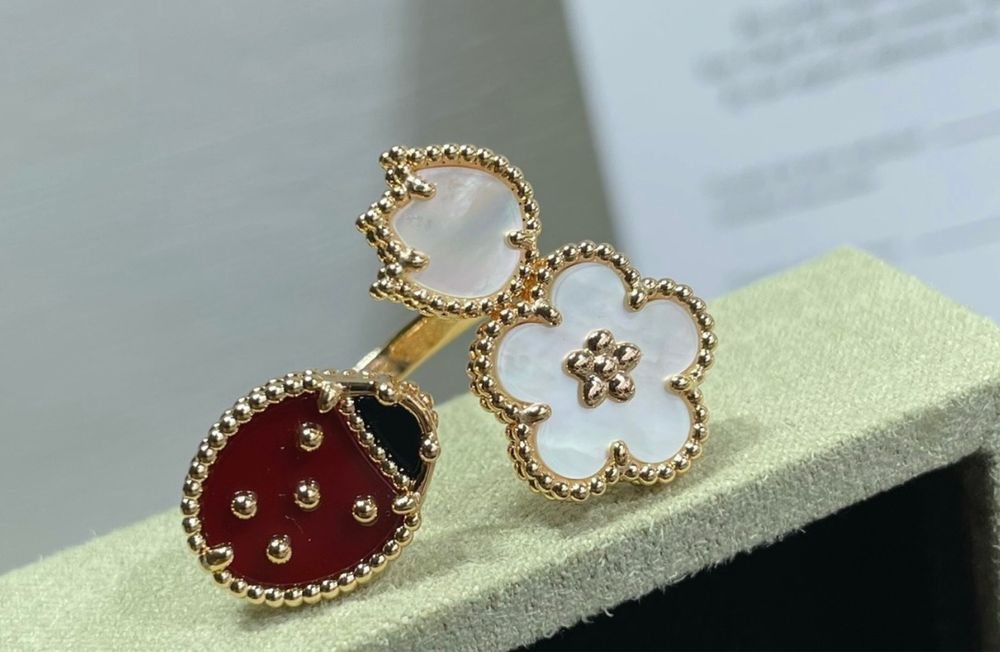 Пръстен и гривна Van Cleef