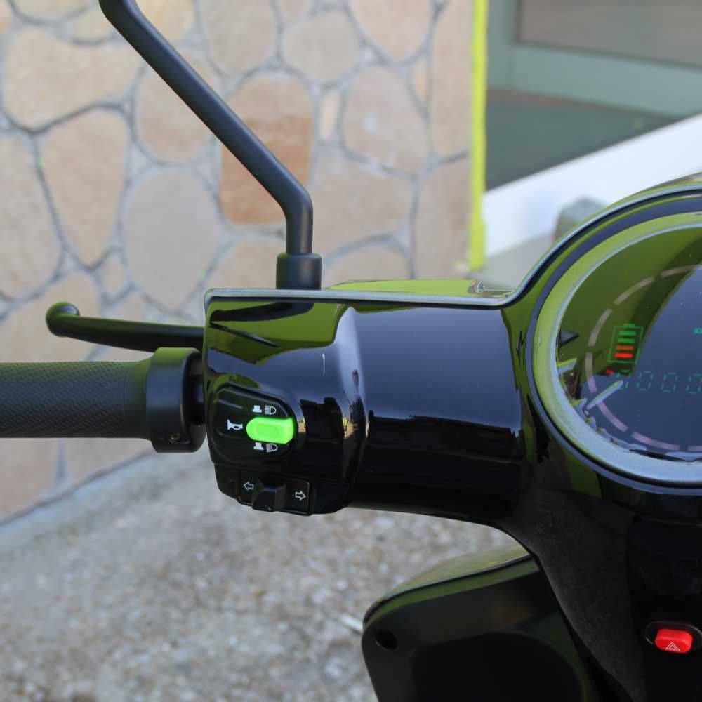 Електрическа триколка Maxmotors FM2 PRO 1800W сив металик