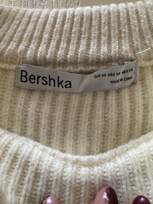 Бял пуловер  Bershka