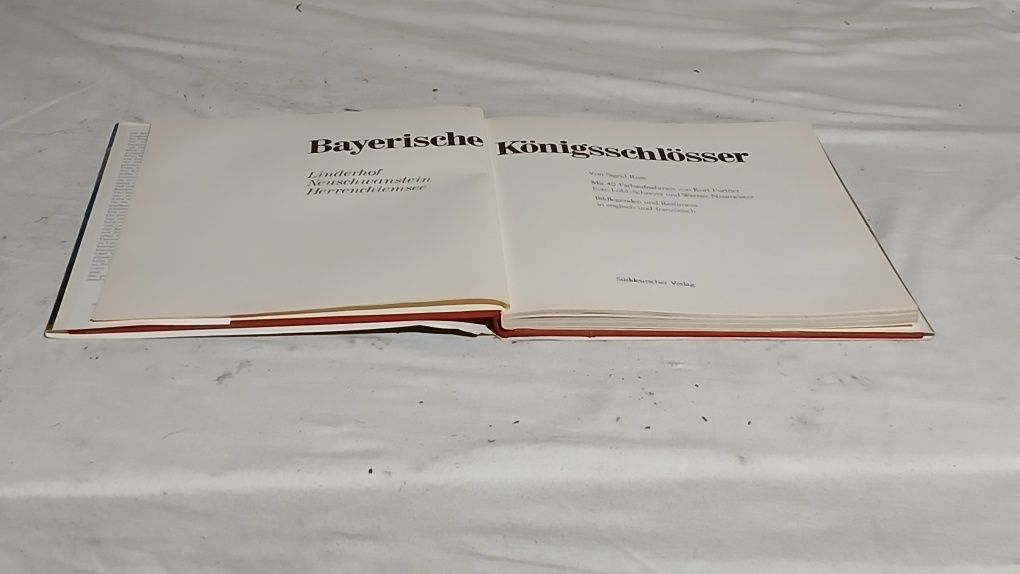 Книга с замък на руски