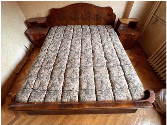 Set dormitor pat, măsuță și două noptiere din furnir de nuc natural