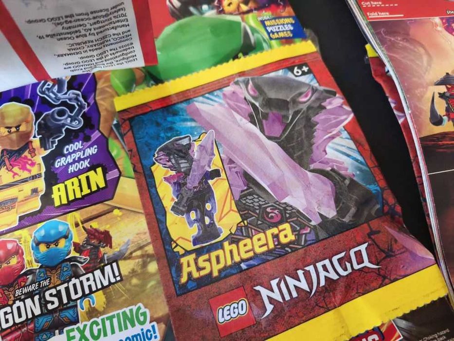 Revista Lego Ninjago nr. 128 cu 2 jucarii sigilate