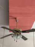 Lustra cu ventilator in stare de functionare