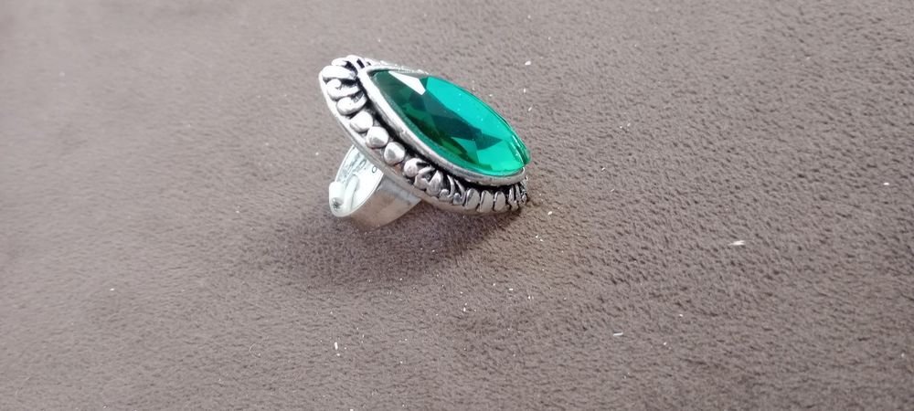 Vând inel cu smarald